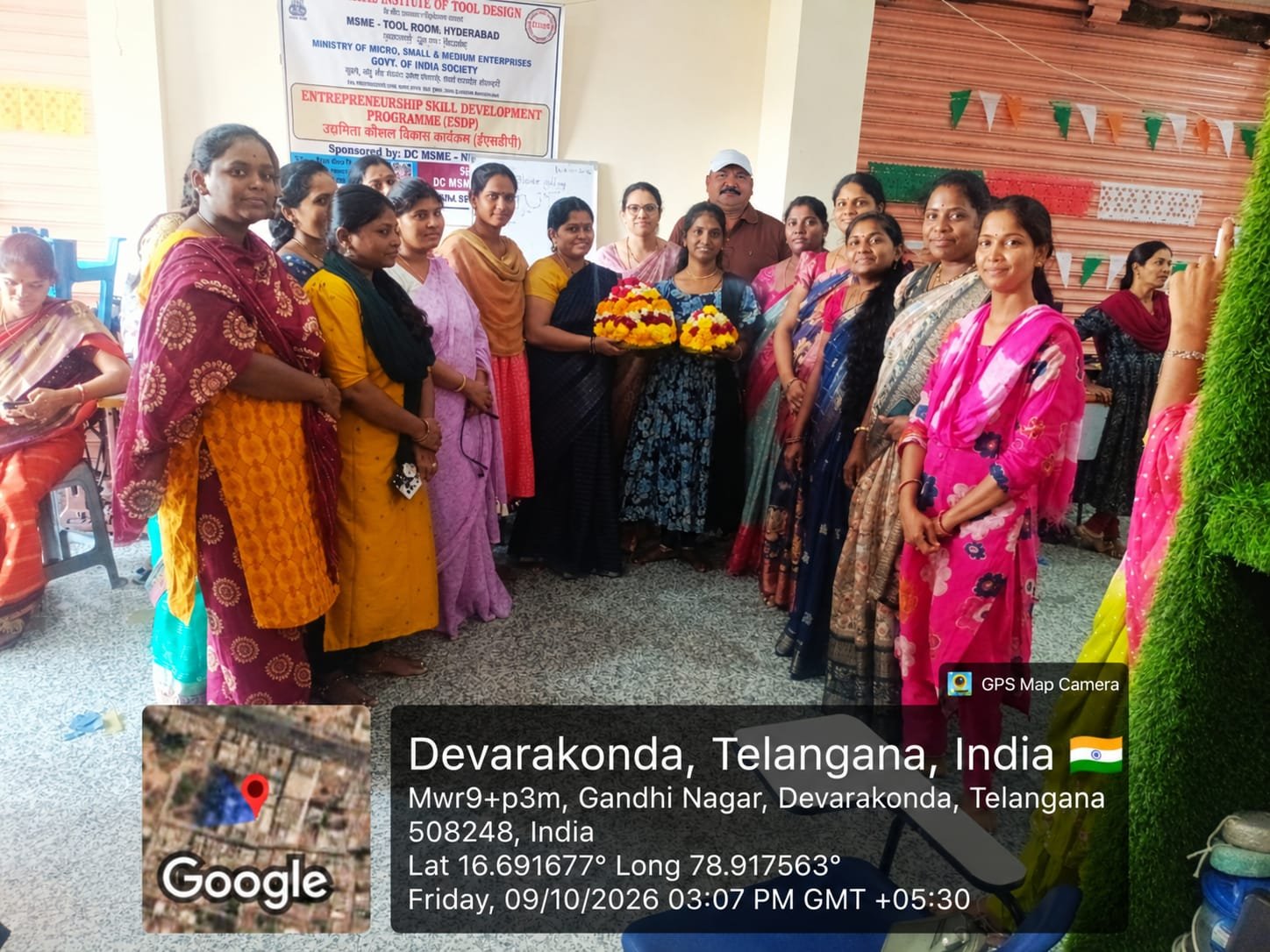 దేవరకొండ వీధుల్లో బతుకమ్మ శోభ.. ఉత్సాహంగా VDS మహిళల వేడుకలు